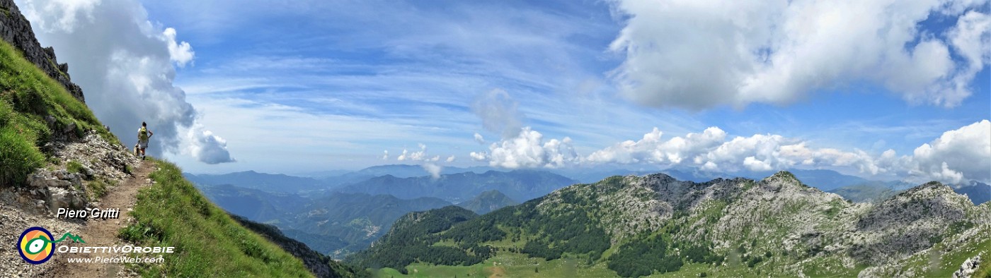 47 Bella vista sulla conca pascoliva delle Baite d'Alben, verso la Val Serina e la pianura.jpg